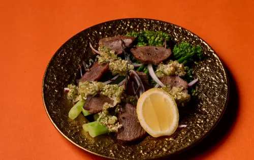 ▲新餐酒品牌「moon one」進駐中壢，主打跨國界料理，包含圖中的碳烤牛舌等。（圖／鼎珍旺集團提供）