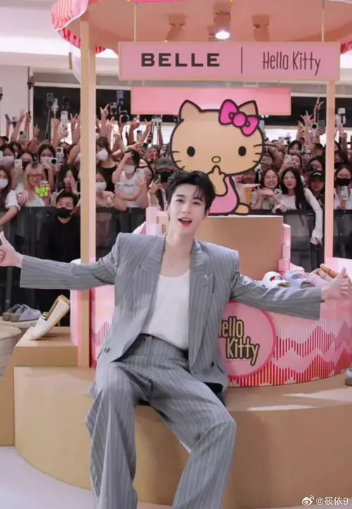 ▲張凌赫在現場跟粉絲大合照。（圖／微博@筱依9）