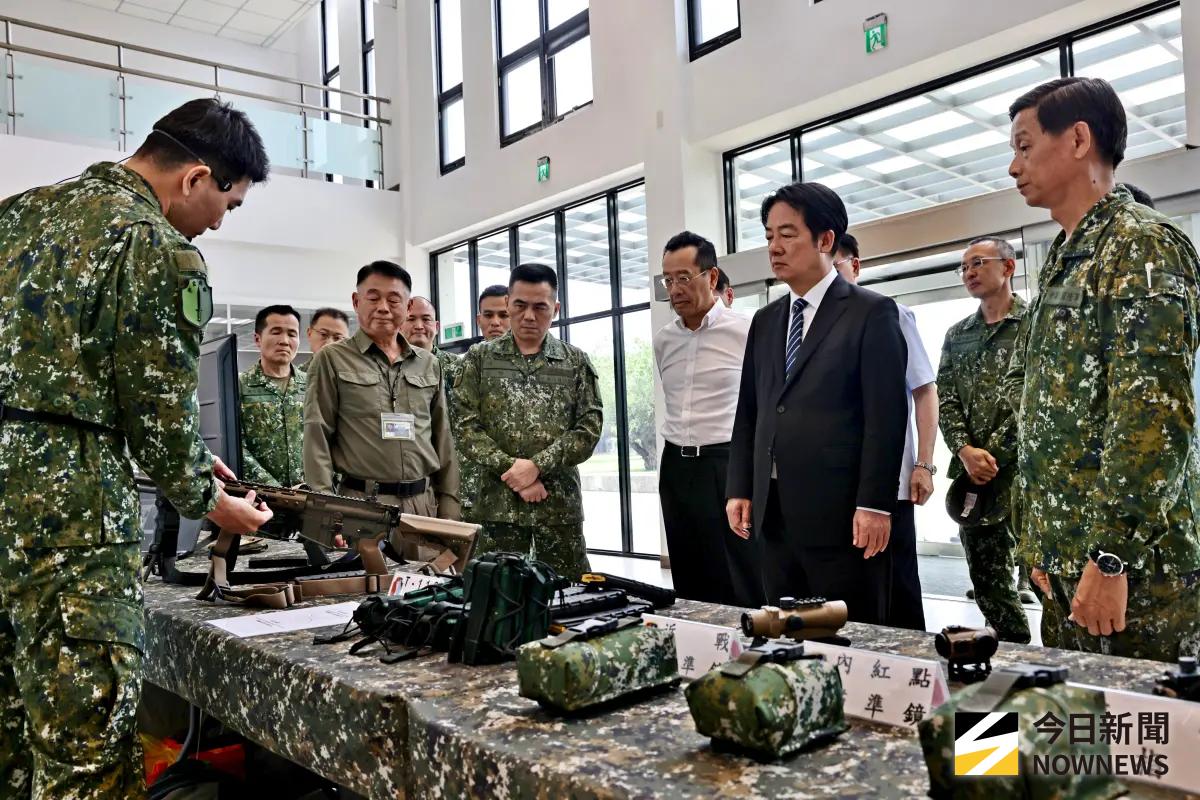 ▲賴總統前往輪型戰鬥車模訓館，聽取訓練簡報並了解實作狀況。（圖／記者莊全成攝，2026.04.17）
