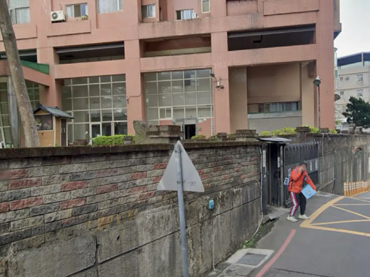 ▲新北市淡水區水源街的「巧克力社區（巧克力花園）」過去頻傳意外，今（17日）再爆出墜樓事件。（圖／翻攝自Google Maps）