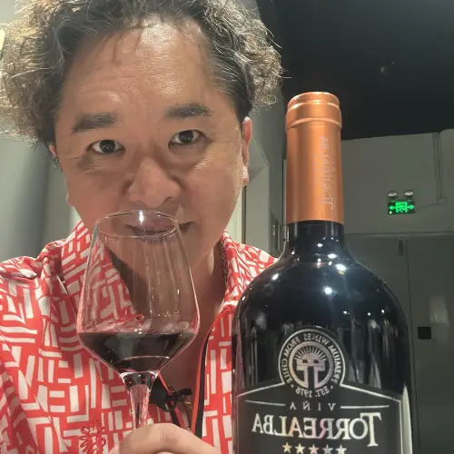 ▲鄧兆尊30歲便財富自由，傳出他坐在半島酒店喝下午茶，等著收每個月中銀行傳來的利息入帳簡訊。（圖／鄧兆尊IG＠johnny25tang）