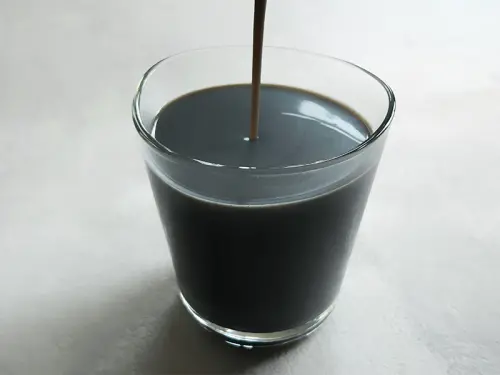 ▲馬玉山高蛋白高鈣極細穀飲採用100%無抽油製程，完整保留黑芝麻的原始風味與營養價值，沖泡後呈現自然濃潤的質地。（圖／品牌提供）