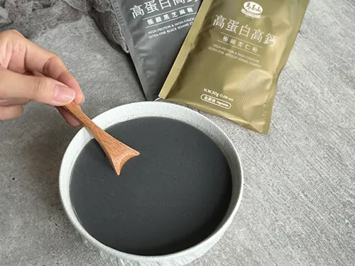 ▲馬玉山高蛋白高鈣極細穀飲推出黑芝麻與杏仁雙口味，以經典風味結合多元營養，滿足不同年齡層的日常營養需求。（圖／品牌提供）