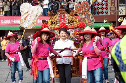 ▲市長盧秀燕親自扶轎恭送「旱溪媽祖」出巡(圖／民政局提供2026.4.17)