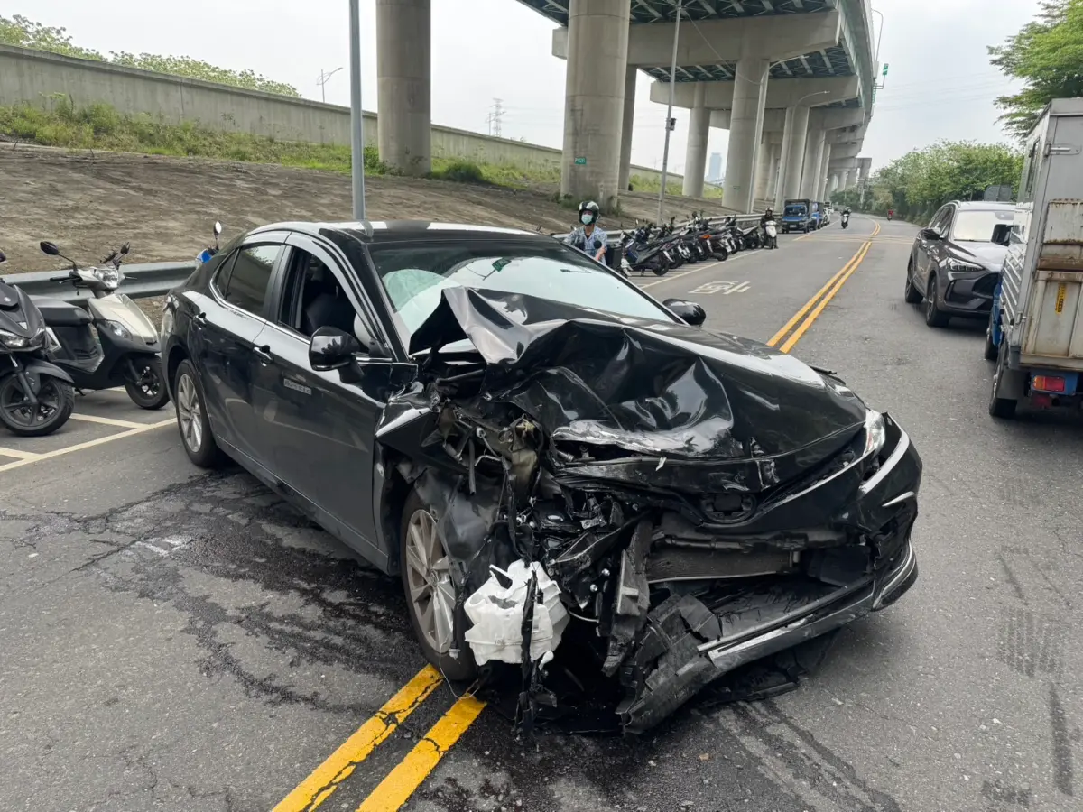 ▲新北刑大偵防車遭撞毀，可見車頭毀損嚴重、安全氣囊爆開。（圖／警方提供）