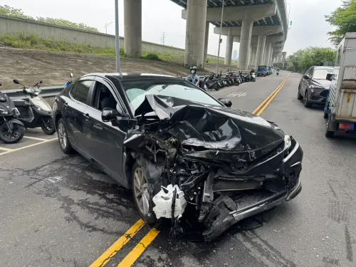 新北刑大包夾逮人！偵防車「下秒遭當街猛撞」全毀　驚悚畫面曝光