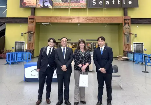 ▲台灣港務公司董事長周永暉(左2)率團拜訪西雅圖港務局，由西雅圖港務局郵輪碼頭經理Marie Ellingson(右2)進行郵輪碼頭導覽。(圖／台灣港務公司提供)