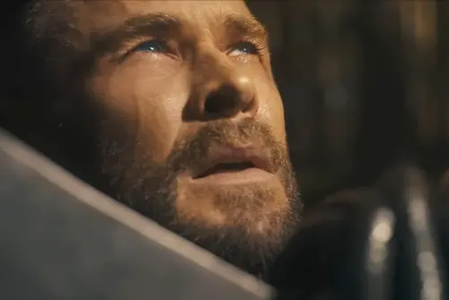 ▲雷神索爾在《復仇者聯盟：末日崛起》對戰末日博士，一度心情極為沉重，感嘆需要奇蹟。（圖／摘自IMDb）