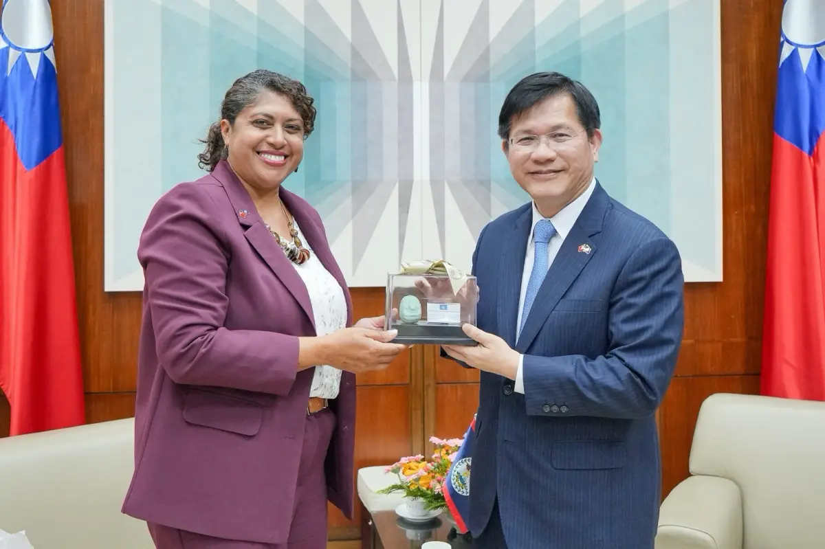 ▲貝里斯教育部次長馬希雅（Dian Maheia，左）致贈外交部長林佳龍（右）貝里斯玉石飾品。（圖／外交部提供）