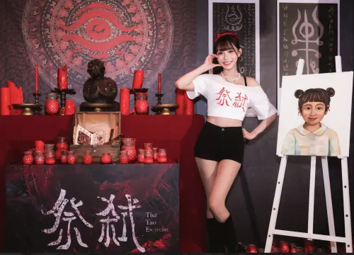 ▲《祭弑》片中的場景在戲院重現，林襄（右）雖然在這麼陰森的環境中，依然露出燦爛笑容。（圖／威視提供）