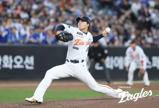 ▲效力韓職韓華鷹的台將王彥程，昨（16）日挑戰「投1休4」在主場迎戰龍頭三星獅，無奈隊友守備在關鍵時刻集體「斷線」，二游失誤連發，讓王彥程主投5局無自責分，卻硬生生吞下敗投，先發防禦率從0.24降至1.59，儼然成全聯盟最悲情的先發投手。（圖／取自韓華鷹官方）