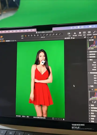 ▲林采緹（如圖）模仿邱淑貞在《賭神2》嘴叼撲克牌的經典場面。（圖／林采緹 Sunny Lin FB）