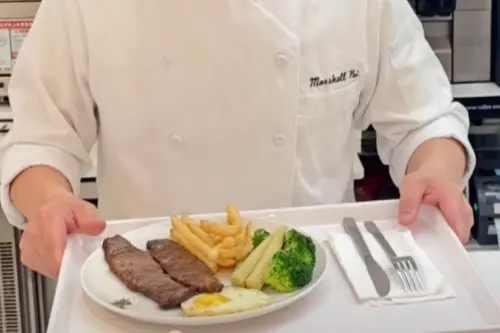 ▲7-11 Fresh店型「免費代客烤」服務，選購指定新鮮牛排、海鮮即可享專人「免費現烤服務」。（圖／截取自7-11官方影片）