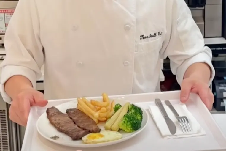 ▲7-11指定門市推出「代客煎牛排」服務，消費者可以在冷藏櫃挑選喜歡的主餐，就可以請店員現烤現吃。（圖／截取自7-11官方影片）