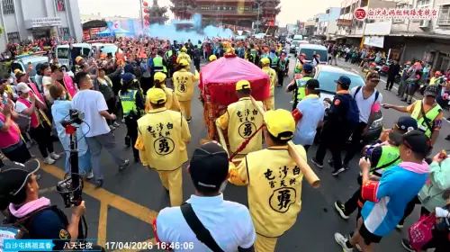 ▲▼白沙屯媽祖進香回程突轉入合興宮，促成白沙屯媽祖、山邊媽祖、爐主媽祖與炸彈媽齊聚的「4媽會」，場面罕見。（圖／翻攝自YT「白沙屯媽祖電視台」）