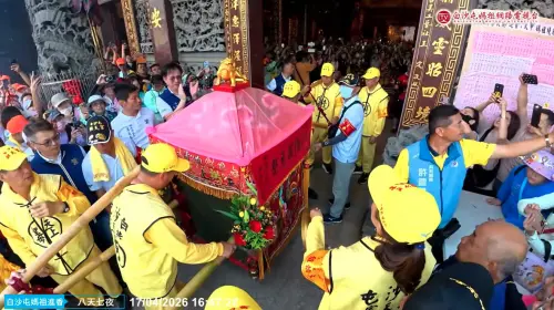 白沙屯媽祖衝駐駕！炸彈媽是誰：徒手接彈變傳奇　7年後再現重逢