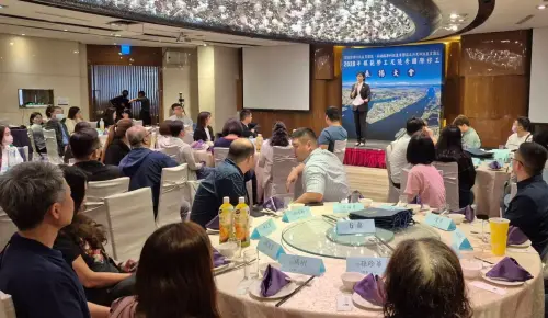 ▲經濟部產業園區管理局高屏分局舉辦模範勞工表揚大會，由高屏分局分局長游淑惠(站立者)主持。(圖／產業園區管理局高屏分局提供)