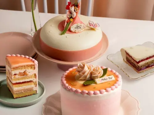 ▲「日日烘焙坊」及「高雄漢來 糕餅小舖」南北聯手，打造以「女王花境」為主題的兩款母親節限定蛋糕。（圖／漢來美食提供）