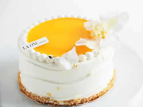 ▲ 「LA ONE Bakery」 今年以「花香入味」為主題，推出兩款全新6吋母親節蛋糕。其中，「十薰茉莉百香慕斯蛋糕」以「香氣」為設計起點，層層堆疊出細膩而鮮明的風味結構。（圖／LA ONE Bakery提供）