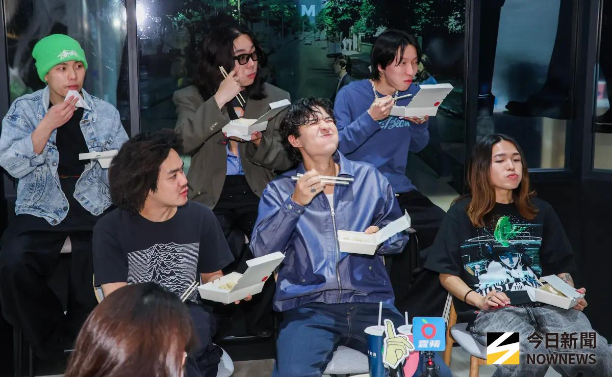 ▲Billyrrom成員Rin、Yuta Hara、Taiseiwatabiki、Shunsuke、Mol、Leno來台受訪，對於台式訪問可以邊吃邊訪直呼好喜歡，還分享過去錄音前吃到臭豆腐的經驗。（圖／記者趙文彬攝）