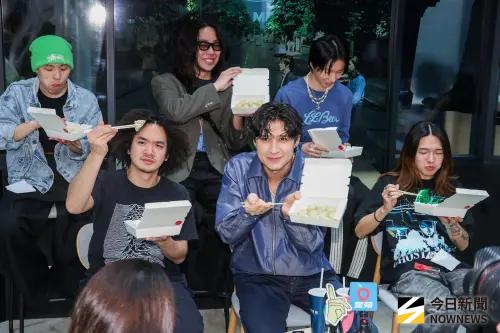 ▲Billyrrom邊吃小籠包邊受訪，直呼體驗超新鮮。（圖／記者趙文彬攝）