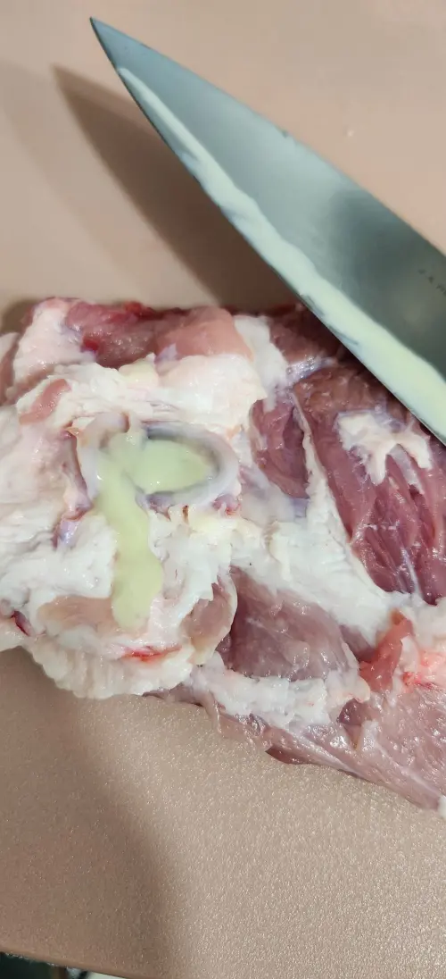 ▲畫面極具衝擊！ 網友在臉書社團分享於全聯購買的豬肉切開後竟噴出濃稠膿汁，嚇得趕緊發文求助，該貼文也引發數千名網友熱議。（圖／翻攝自臉書「我愛全聯-好物老實説」）