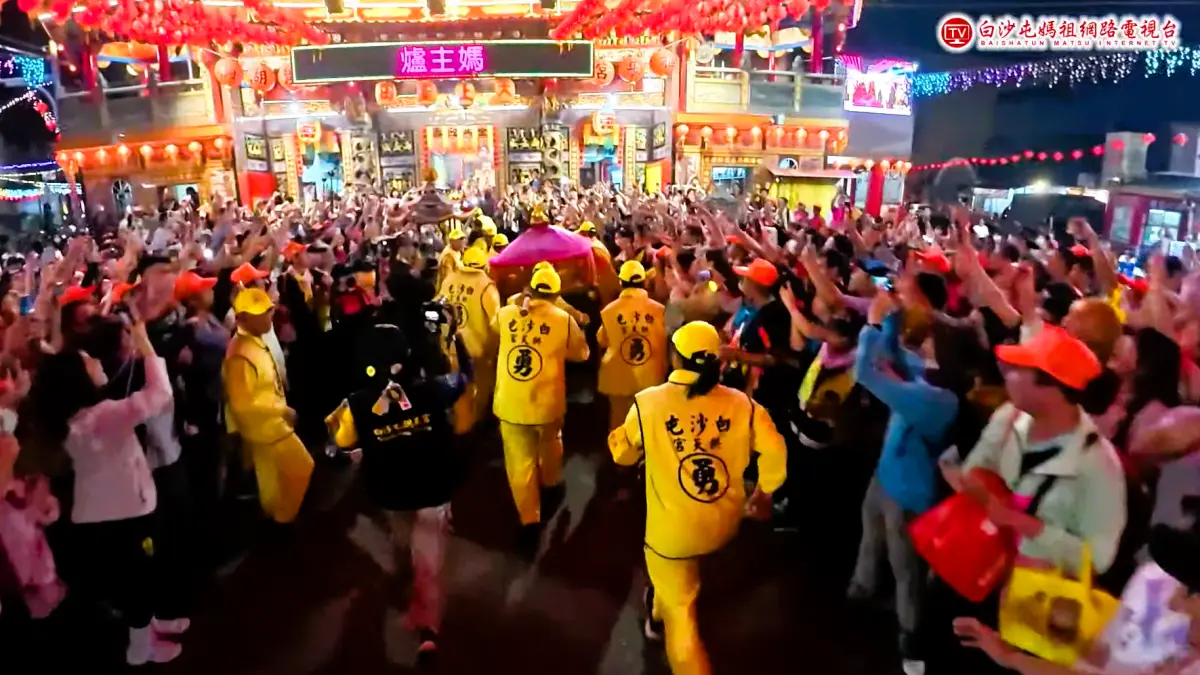 ▲2026白沙屯媽祖第5天，進火離開北港朝天宮後展開北返回鑾行程，今晚駐駕溪湖福安宮。白沙屯媽祖現在在哪裡？最新目前位置、GPS定位網頁版、路線行程表、直播即時影像一次看。（圖／白沙屯媽祖網路電視台）