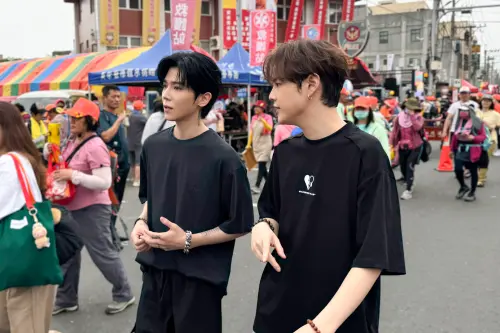▲畢書盡（左）、郭家瑋都是第一次參與媽祖進香活動，感受到信眾滿滿的熱情。（圖／索尼音樂提供）
