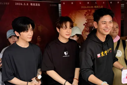 ▲畢書盡（左起）、郭家瑋、楊子儀在北港媽遶境現場發放應援物品。（圖／索尼音樂提供）