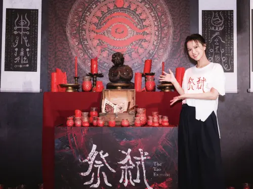 ▲項婕如拍《祭弑》很敏感，看到化鬼妝的人員，還會詢問旁人有沒有看到這個人，確認對方是真實存在的工作人員，而非「好兄弟」。（圖／威視提供）　