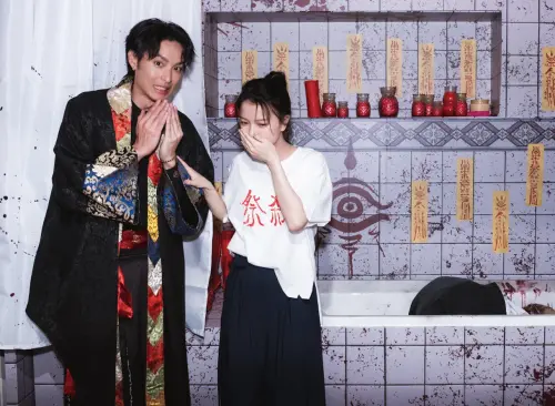 ▲曹佑寧（左）和項婕如（右）看到影城裡擺出的《祭弑》主題陳設，配合演出片中的情境。（圖／威視提供）　