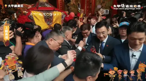 ▲大甲媽祖上轎儀式時，由多位跨黨派人士合力移動金精將軍，卻疑因交接不慎導致神像墜地，所幸未受損。（圖／翻攝自大甲鎮瀾宮直播）