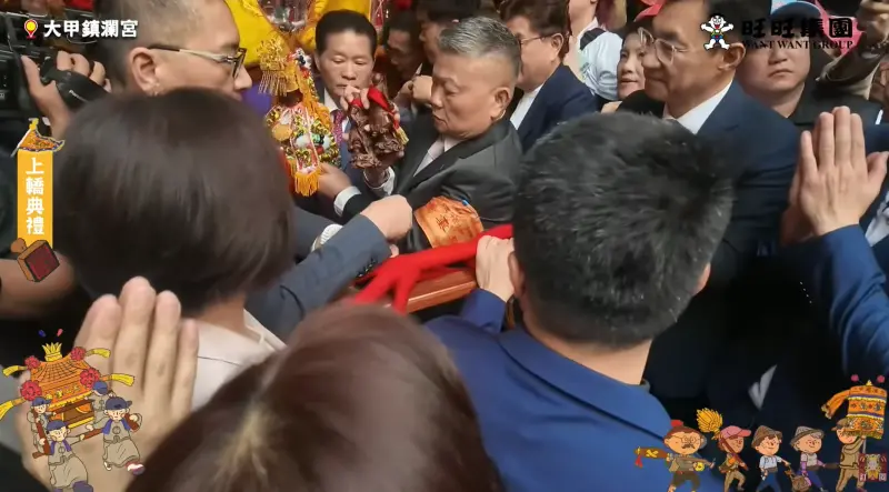    ▲顏清標因副爐媽尚未完成安座，於是把兩尊水精將軍交給轎前的政治人物。（圖／翻攝大甲鎮瀾宮YT，2026.04.17）  