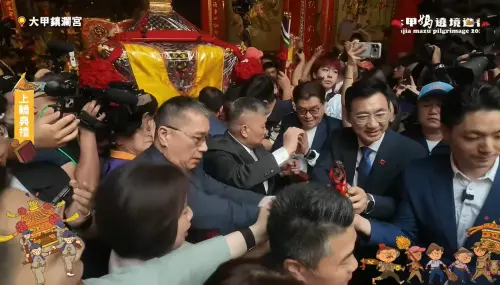 ▲徐國勇身體前傾、伸出雙手試圖接住水精將軍，此時其他人尚未發現異狀。（圖／翻攝大甲鎮瀾宮YT，2026.04.17）