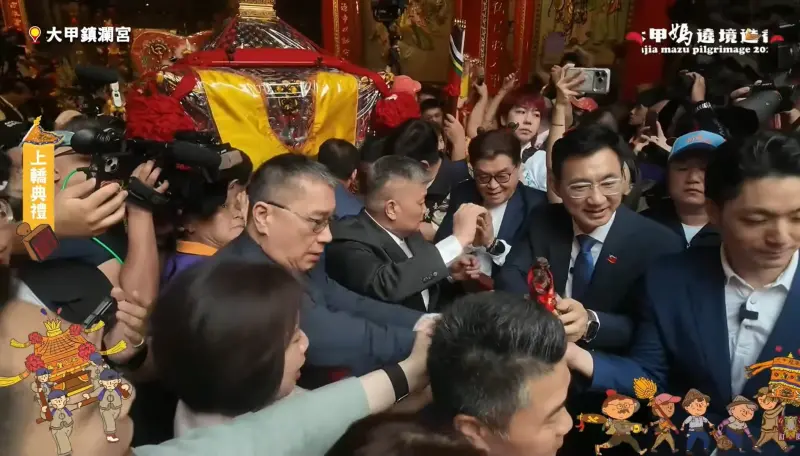    ▲徐國勇身體前傾、伸出雙手試圖接住水精將軍，此時其他人尚未發現異狀。（圖／翻攝大甲鎮瀾宮YT，2026.04.17）  