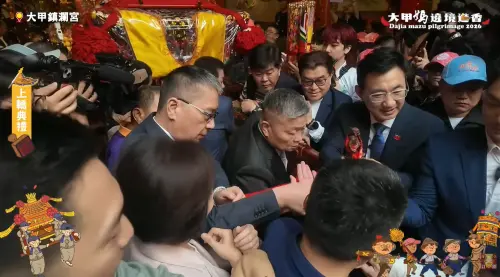 ▲楊啟邦（右下白袖子）拾起水精將軍，交給顏清標。（圖／翻攝大甲鎮瀾宮YT，2026.04.17）