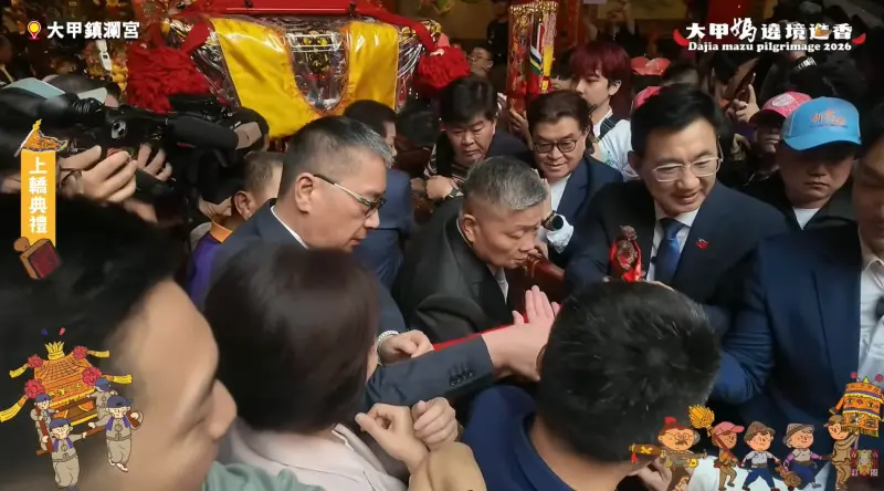    ▲楊啟邦（右下白袖子）拾起水精將軍，交給顏清標。（圖／翻攝大甲鎮瀾宮YT，2026.04.17）  