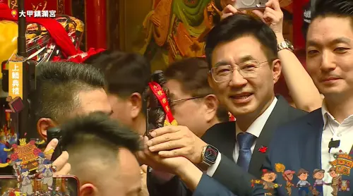 ▲一番驚嚇後，江啟臣和蔣萬安牢牢托住水精將軍。（圖／翻攝大甲鎮瀾宮YT，2026.04.17）