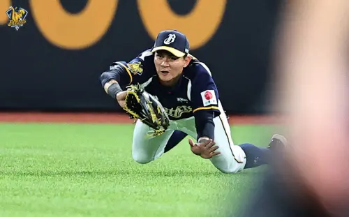 ▲岳政華有雙安演出，單場貢獻2分打點，另外也於關鍵時刻上演撲接美技。（圖／中信兄弟提供）