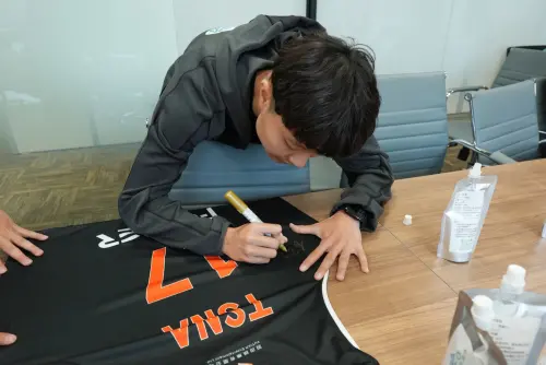 ▲中信女籃主力邱群琋於現場親筆簽名球衣，曾締造單場72分紀錄的她，將率隊挑戰UBA四強，力拚在小巨蛋再創歷史。（圖／中信女籃提供）