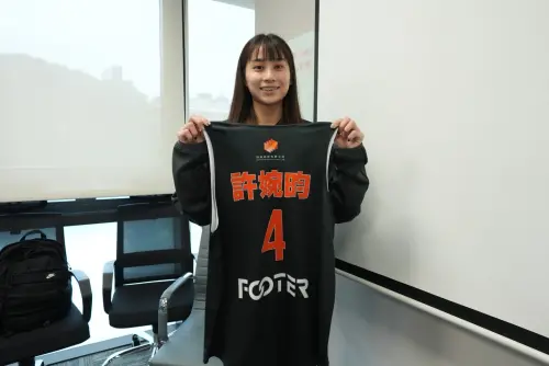 ▲中信女籃球員許婉昀於感恩茶會現場展示簽名球衣，象徵球隊攜手企業邁向UBA四強舞台，為小巨蛋決戰全力備戰。（圖／中信女籃提供）