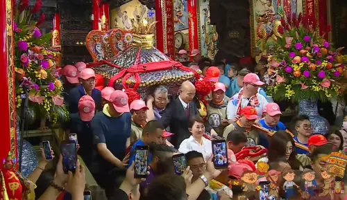 大甲媽遶境起駕了！罕見藍營三大咖齊扶轎　顏清標下階疑踩空險跌