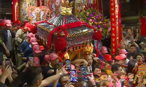 ▲顏清標下階梯時突然身子往下一矮，幸好他左手緊扶轎桿，前方緊貼著韓國瑜，並無大礙。（圖／翻攝大甲鎮瀾宮YT，2026.04.17）