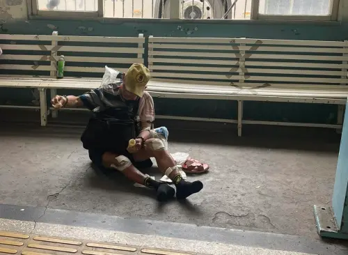 ▲勇腳伯腳上滿是紗布，一個人坐在客運車站地板上，畫面讓人看得十分心疼。（圖／白沙屯媽祖全球徒步聯誼會）
