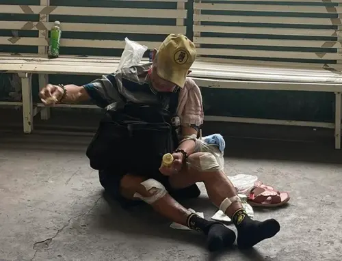 白沙屯媽祖勇腳伯「腳傷留客運站」！滿腿紗布惹淚　站長出手救援