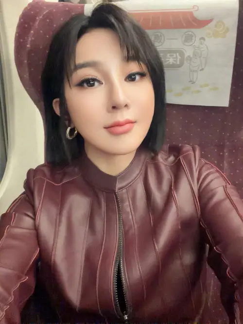 ▲王彩樺將自己臉上紋路都修掉，被質疑像「蠟像」。（圖／翻攝自王彩樺臉書）