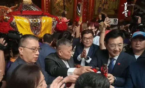 ▲大甲鎮瀾宮媽祖上轎儀式中，在傳遞過程中因未拿穩千里眼，導致神像突然墜地。（圖／大甲鎮瀾宮YouTube）