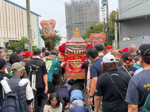 ▲大甲媽祖鑾轎（圖中前方）使用的是傳統厚實的「8 人大轎」，整體重量高達約 200 公斤，扛起來極其莊嚴吃力；對比之下，白沙屯媽祖靈活的「粉紅超跑」僅約 70 公斤，兩者風格截然不同。（圖／民眾提供）