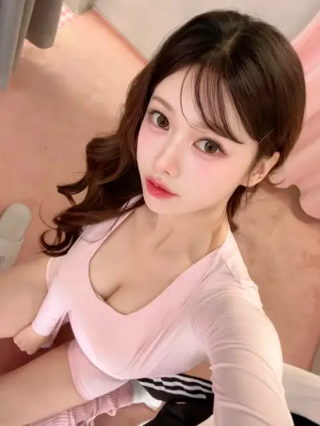 ▲李雅英（如圖）採用由上而下拍的「上帝視角」，讓人看了十分害羞，搭配空氣瀏海、波浪捲髮更顯得逆齡。（圖／李雅英IG＠yyyoungggggg）