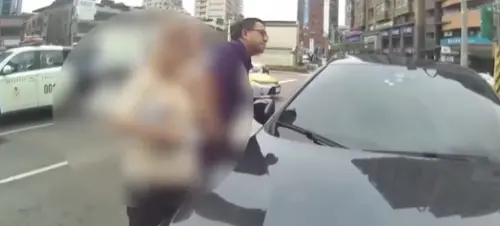 ▲文山區女駕駛發現車窗出現疑似彈孔裂痕嚇得報警，警方到場鑑識後確認只是乾掉鳥糞造成放射狀痕跡，並非槍擊事件，幸好只是虛驚一場。（圖／翻攝畫面）